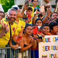 Aficionados enloquecen en el banderazo de la Selección