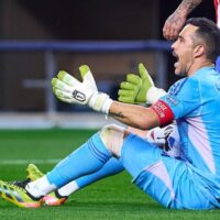 Claudio Bravo arremete tras el empate de la Roja