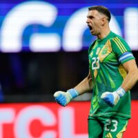 El Dibu Martínez desata la euforia con su celebración tras el gol argentino a Chile