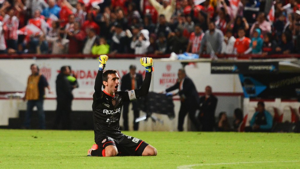 Trapito celebrando su título con Necaxa