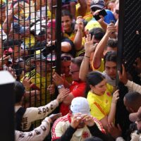 Fanáticos forzaron ingreso al estadio