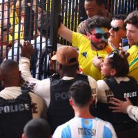 Hinchas causan caos: Final Argentina-Colombia retrasada