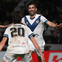 Michael Santos debuta como goleador de Vélez ante Platense