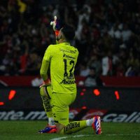 Camilo Vargas a un paso de superar el récord de penales atajados de Vilar en Liga MX