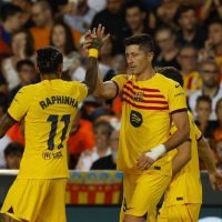 Lewandowski impulsa al joven Barça en Mestalla