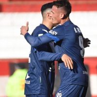 Romero brilló y Vélez aplastó a Barracas para liderar la Liga