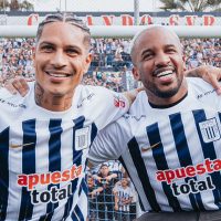 Guerrero y Farfán: Ídolos de Alianza Lima en una Emotiva Foto con la Hinchada