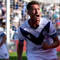 Braian Romero impulsa a Vélez sobre Racing para mantener la cima en la Liga Profesional