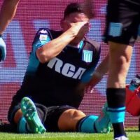 Racing sufre un golpe temprano: Quirós se lesiona la rodilla y deja el campo frente a Vélez