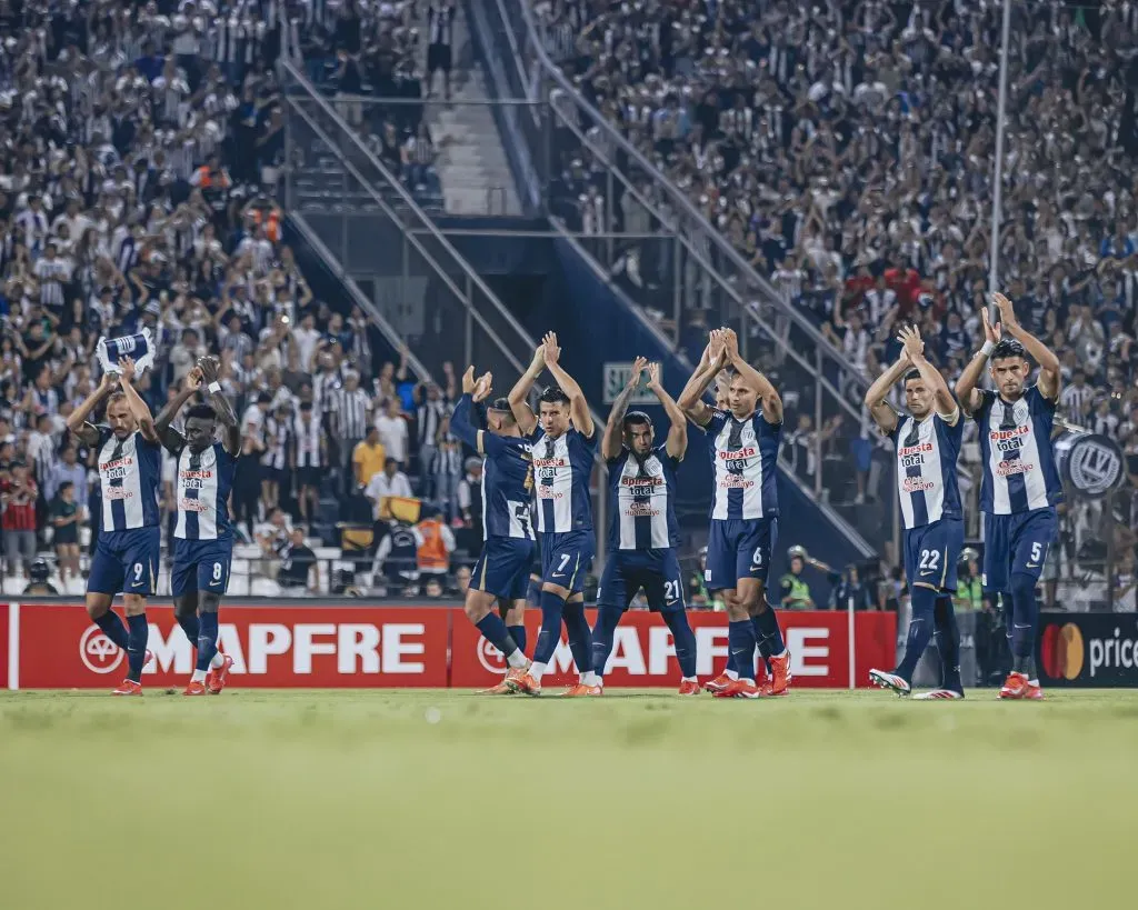 Alianza Lima saludando a la gente. (Foto: Alianza Lima).