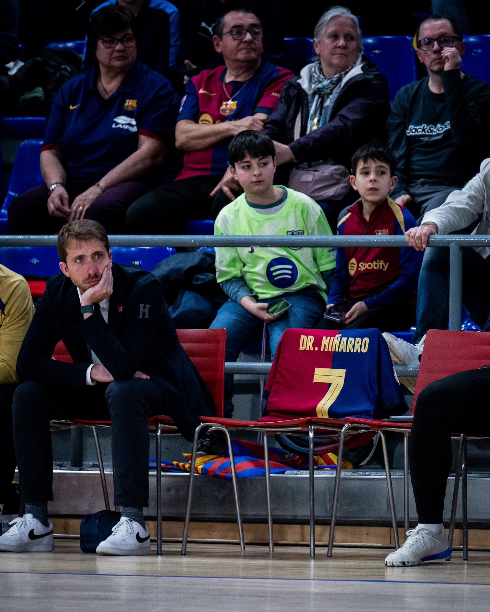 Homenatge a Carles Miñarro durant el partit del Barça de futbol sala al Palau