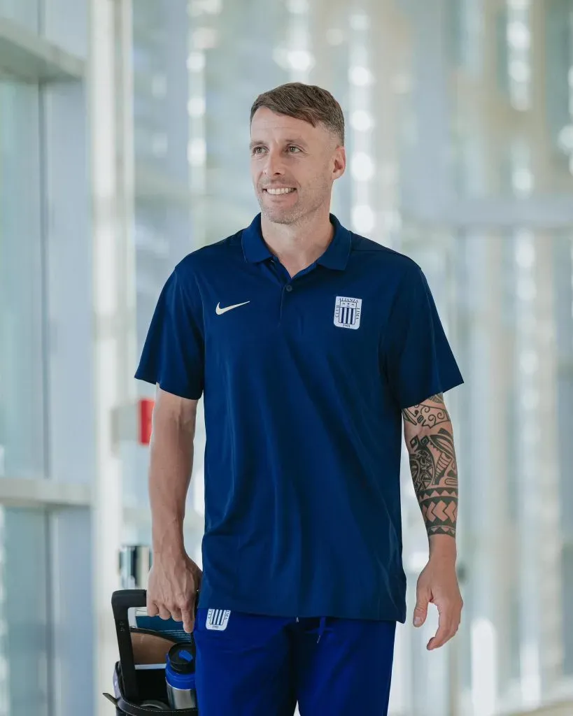 Pablo Lavandeira sonriente en aeropuerto