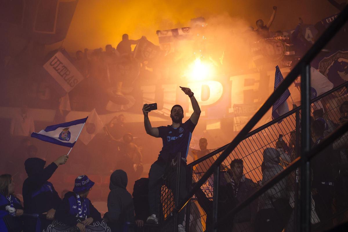 Aficionados del Oporto en el José Gomes de Amadora