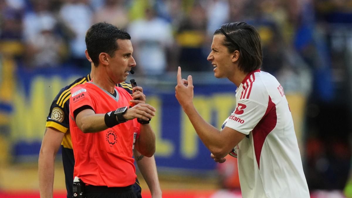 Álvaro Carreras discute con el árbitro